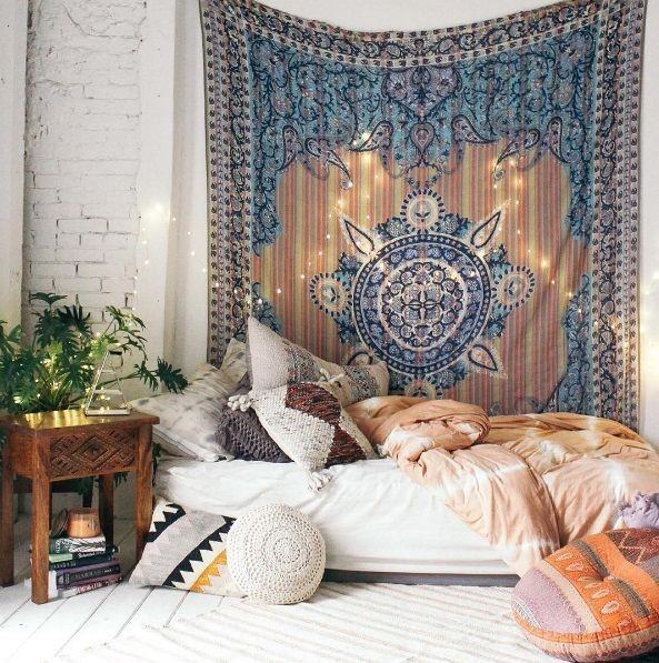 دیزاین دیوار پشت تخت با پارچه تاپستری یا هندی به رنگ آبی و کرم